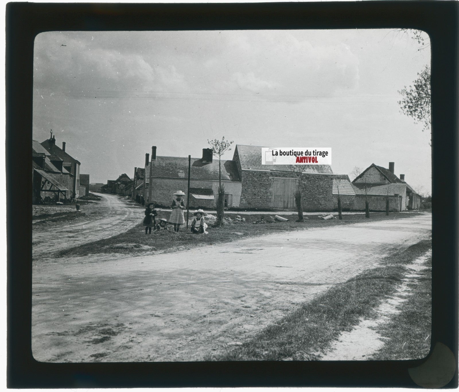 Scène de village, enfants, photo plaque verre, noir & blanc, positif 8,5x10 cm