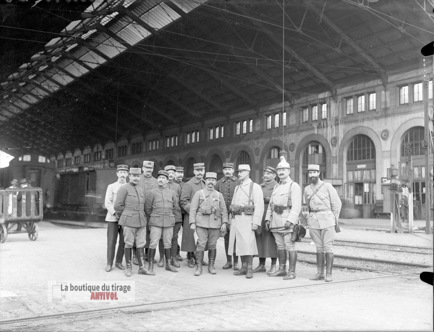 Groupe d’officiers, gare, plaque verre, photo ancienne, négatif 9x12 cm