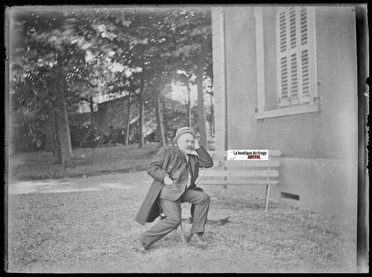 Homme, jardin, France, Plaque verre photo ancienne, négatif noir & blanc 9x12 cm