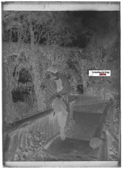 Nature, femme, Plaque verre photo ancienne, négatif noir & blanc 6x9 cm