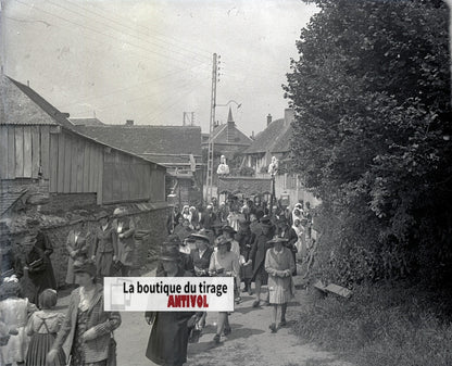 Procession, village France, plaque verre, photo ancienne, négatif N&B 6x13 cm
