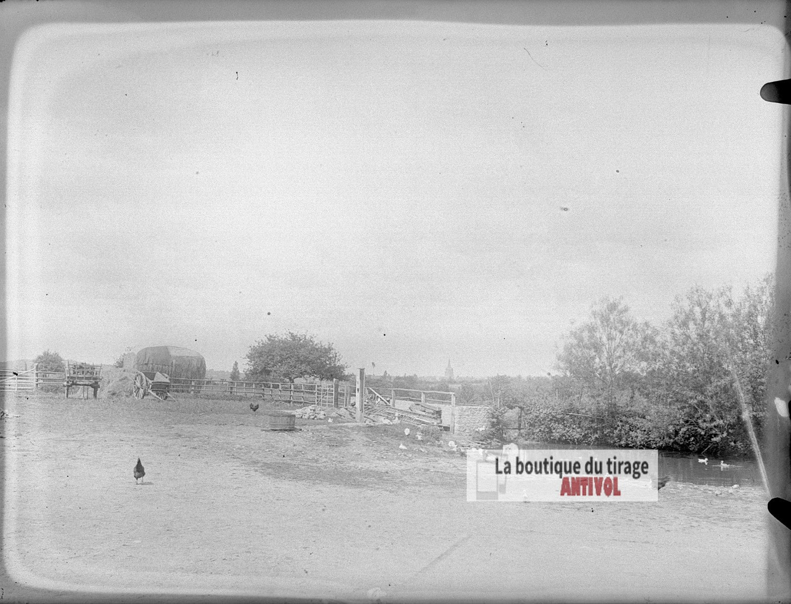 Ferme au bord d’un cours d’eau, plaque verre photo ancienne, négatif 9x12 cm