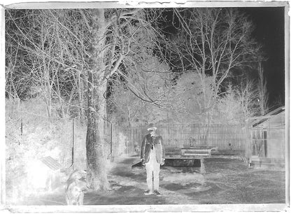 Plaque verre photo ancienne négatif noir et blanc 6x9 cm homme chenil chien 