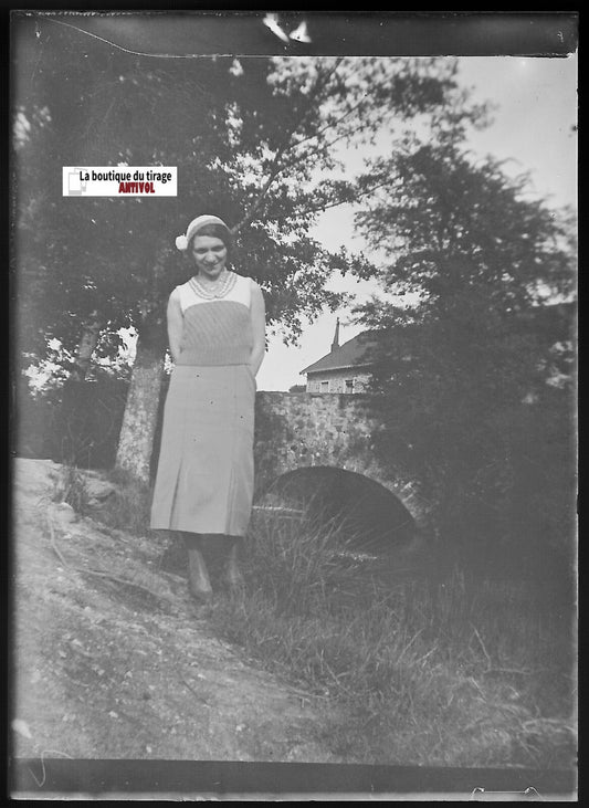 Femme, pont, village, Plaque verre photo, négatif ancien noir & blanc 6x9 cm