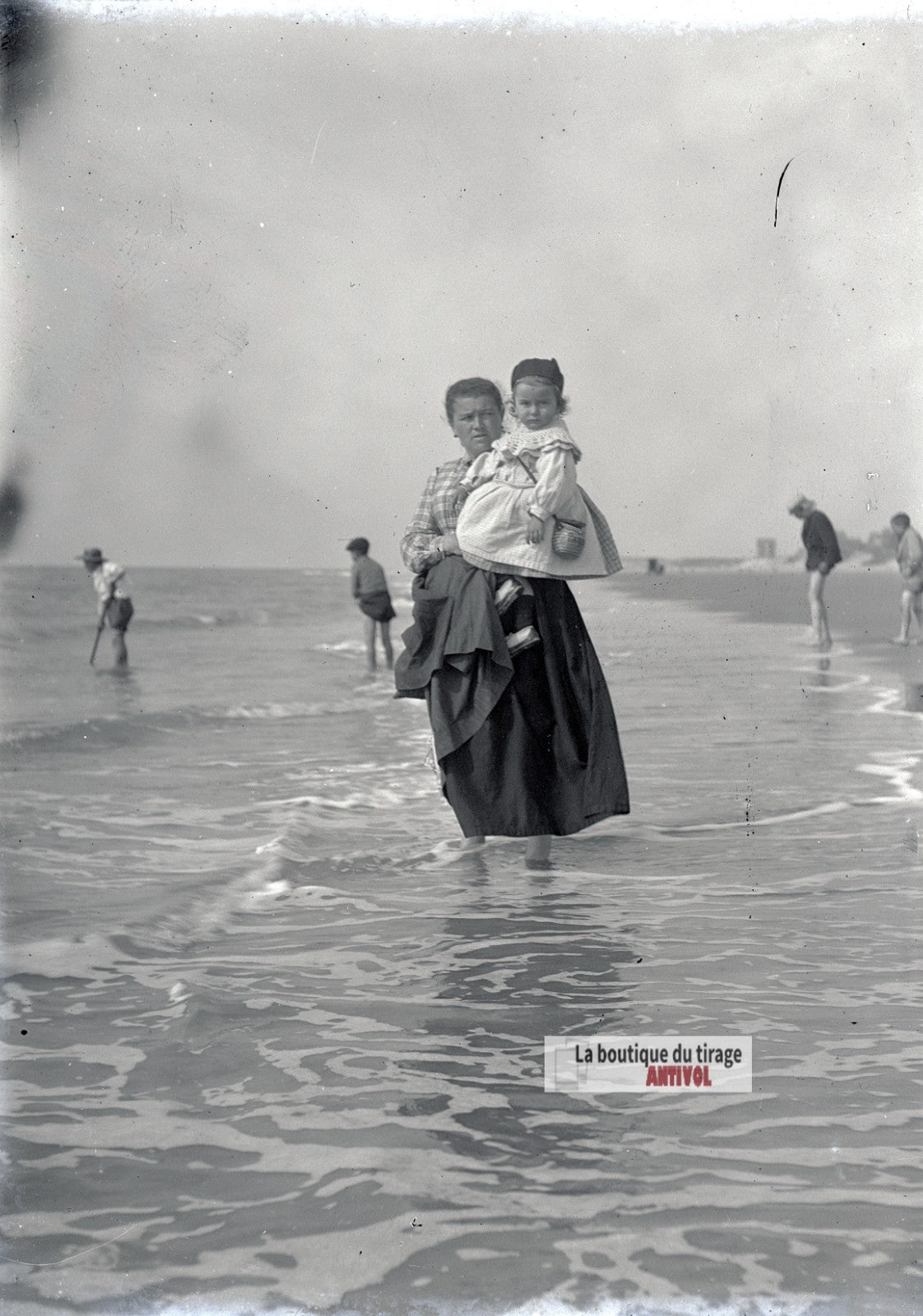 Mère et enfant, vagues Berck-Plage, plaque verre photo ancienne, négatif 9x12 cm