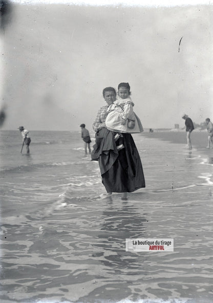 Mère et enfant, vagues Berck-Plage, plaque verre photo ancienne, négatif 9x12 cm