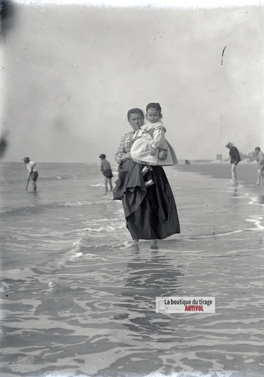 Mère et enfant, vagues Berck-Plage, plaque verre photo ancienne, négatif 9x12 cm