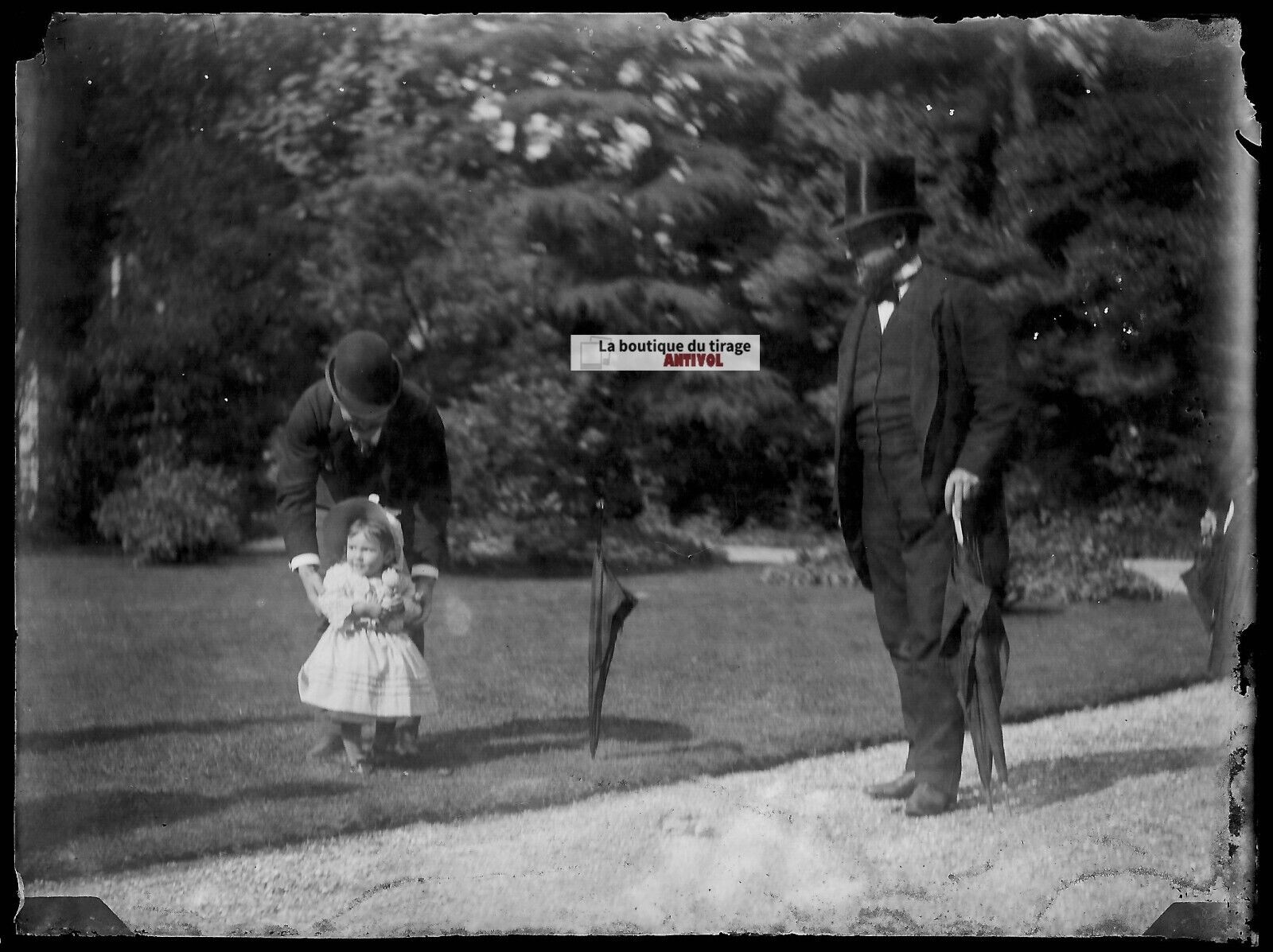 Plaque verre photo ancienne négatif noir et blanc 9x12 cm famille jardin France