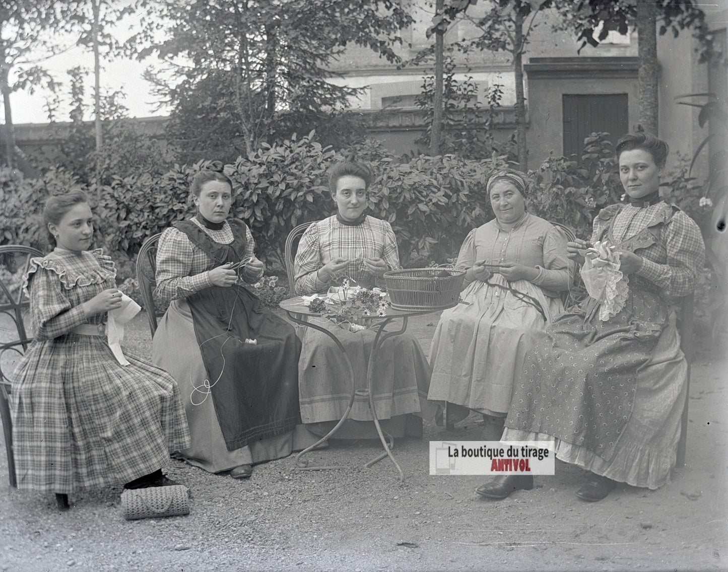 Femmes cousant et tricotant, plaque verre photo ancienne, négatif 9x12 cm