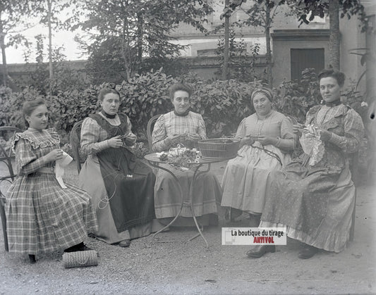 Femmes cousant et tricotant, plaque verre photo ancienne, négatif 9x12 cm