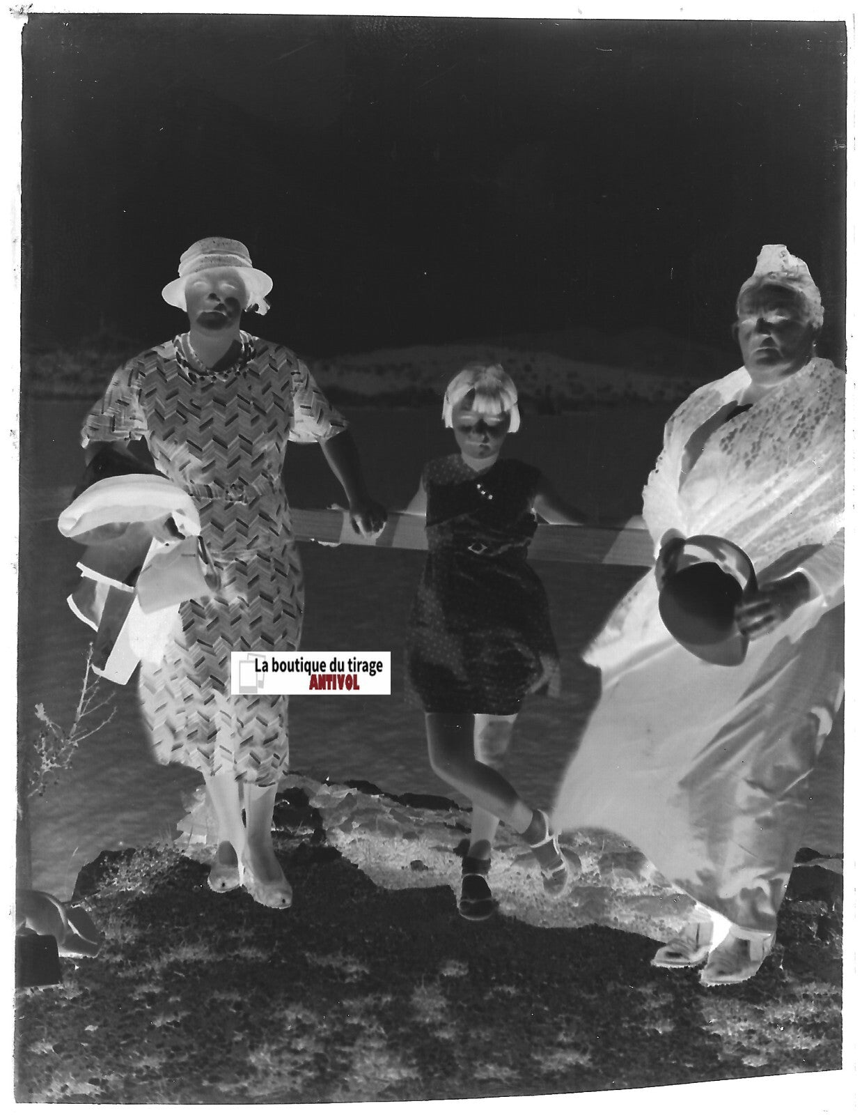 Petite fille, mer, Plaque verre photo ancienne, négatif noir & blanc 9x12 cm