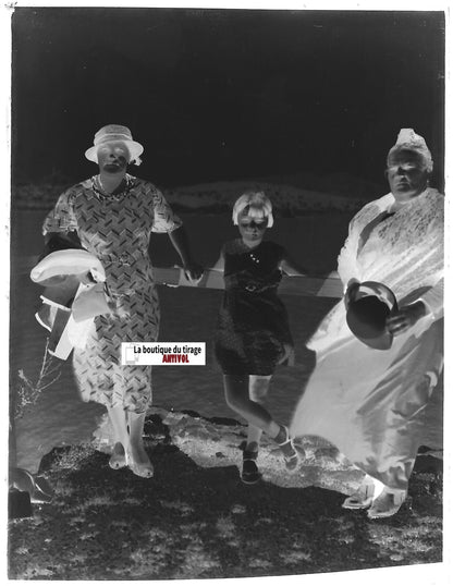 Petite fille, mer, Plaque verre photo ancienne, négatif noir & blanc 9x12 cm