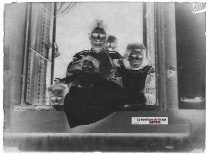 Plaque verre photo ancien négatif noir et blanc 9x12 cm famille fenêtre enfants