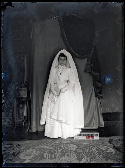 Fille en tenue, première communion, plaque verre photo ancienne, négatif 9x12 cm
