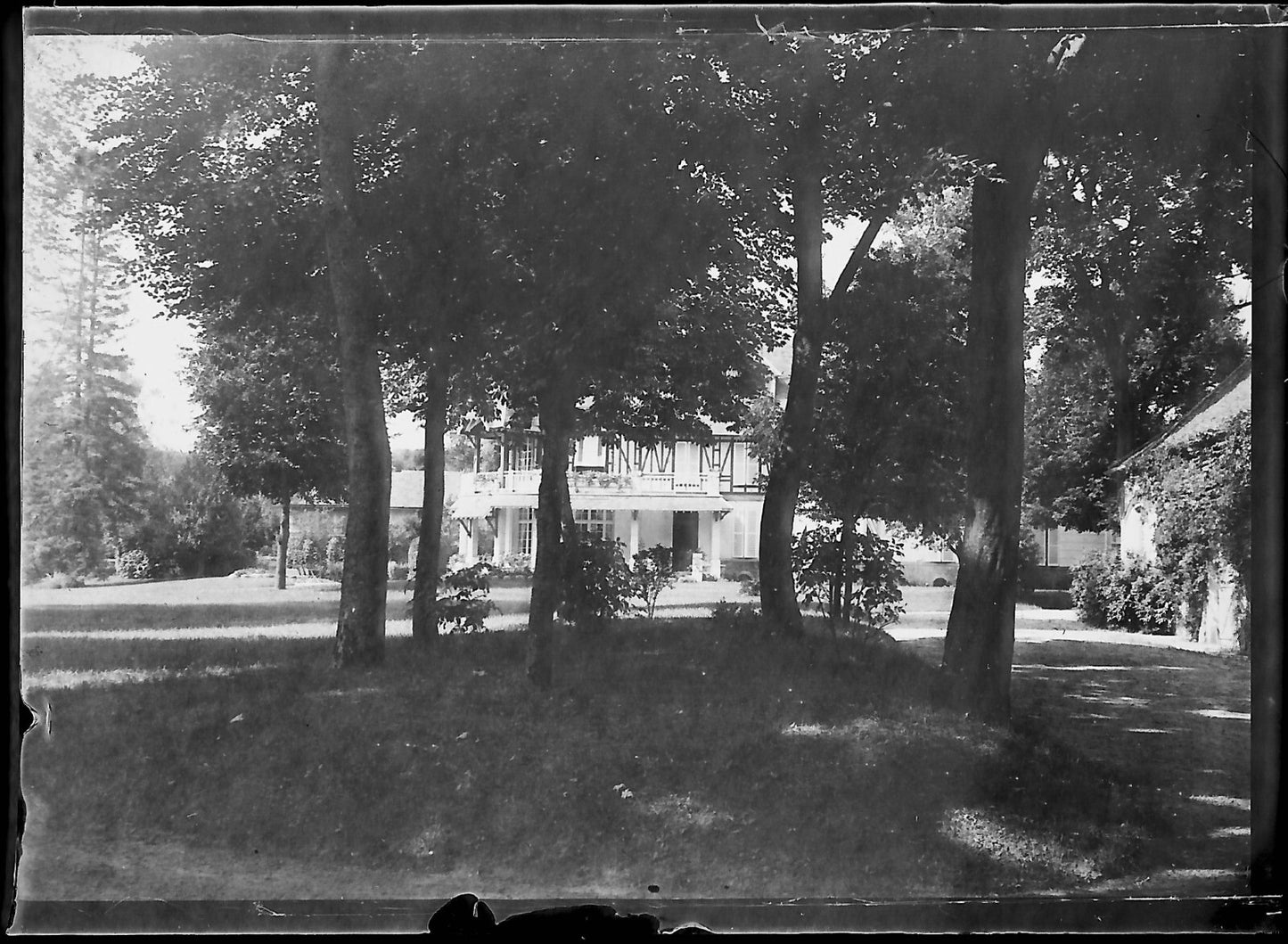 Château à Bailly, Plaque verre photo ancienne négatif noir et blanc 6x9 cm