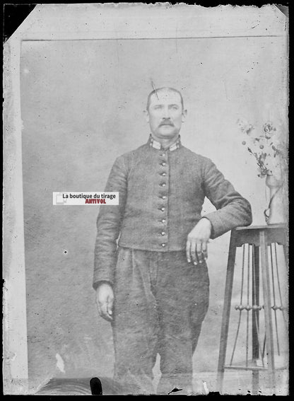 Plaque verre photo ancienne négatif noir et blanc 6x9 cm homme militaria soldat 