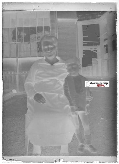 Usine, enfant, mamie, Plaque verre photo ancienne, négatif noir & blanc 6x9 cm
