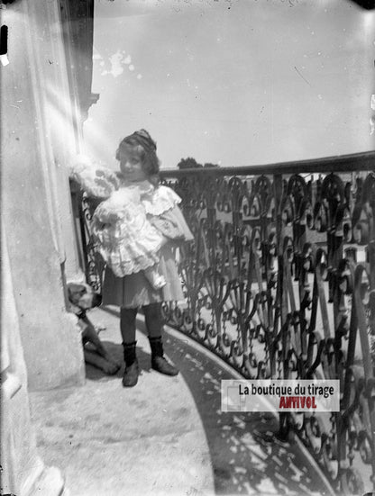 Jeune fille tenant une poupée, plaque verre photo ancienne, négatif 9x12 cm