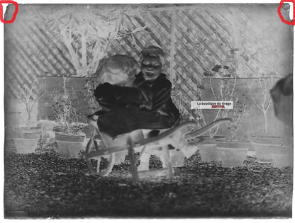 Plaque verre photo ancienne négatif noir et blanc 9x12 cm jeu brouette enfants