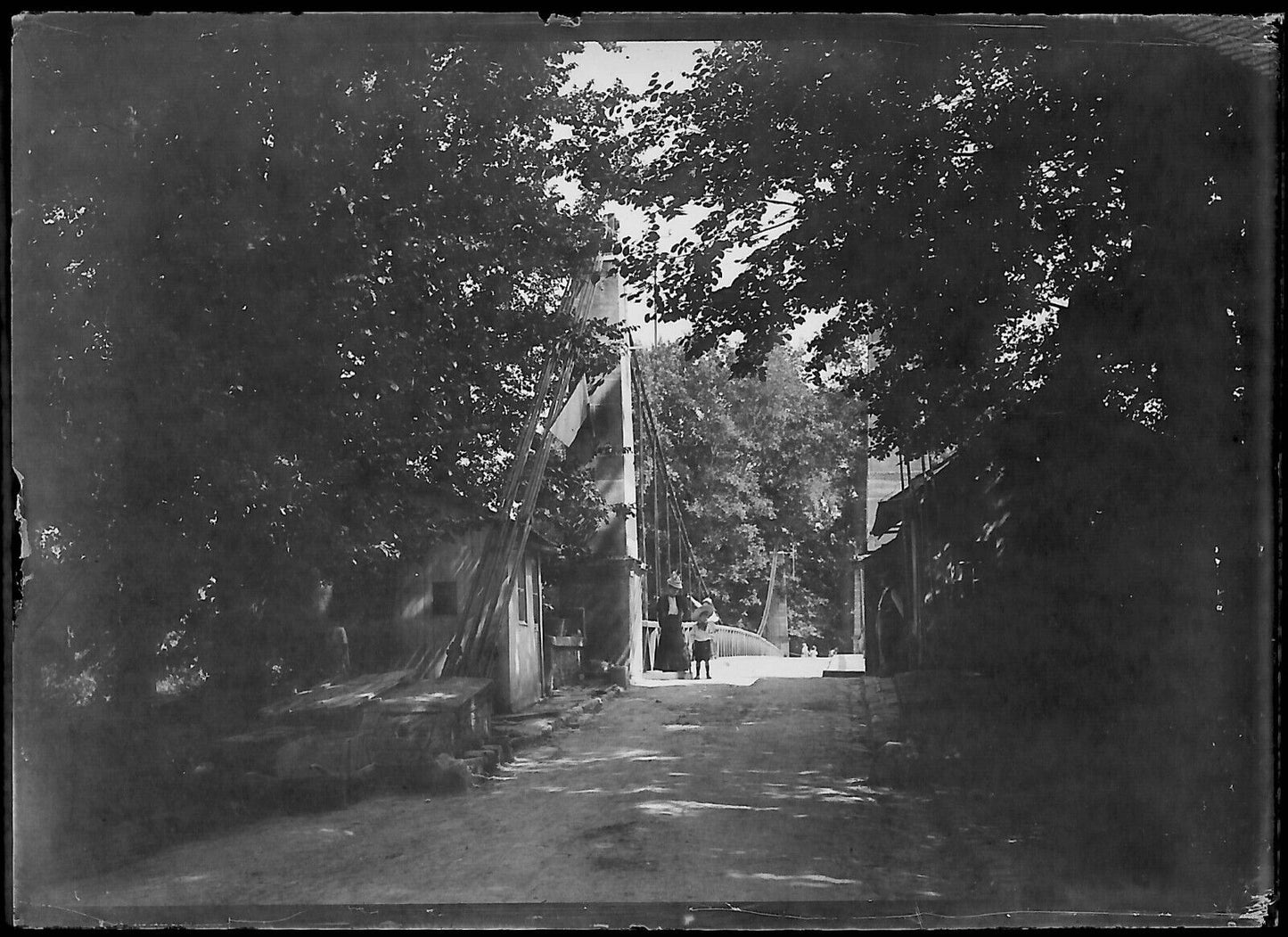 Plaque verre photo négatif noir et blanc 6x9 cm dame enfant pont route France