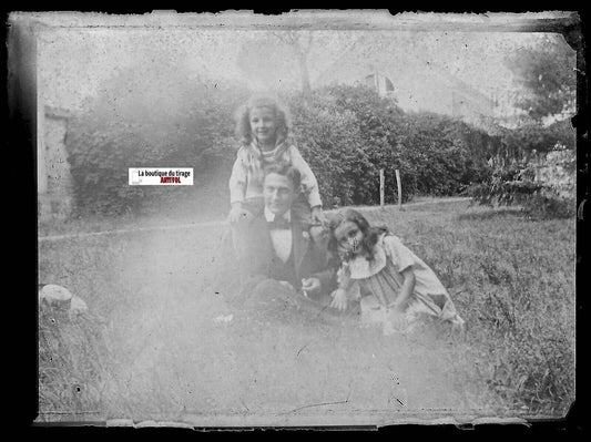 Père, filles, parc, Plaque verre photo ancienne, négatif noir & blanc 6x9 cm