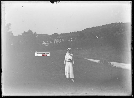 Femme, paysage, Plaque verre photo ancienne, négatif noir & blanc 6x9 cm - La Boutique Du Tirage 