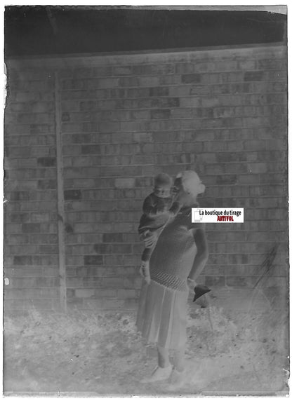 Bébé, femme, France, Plaque verre photo, négatif ancien noir & blanc 6x9 cm