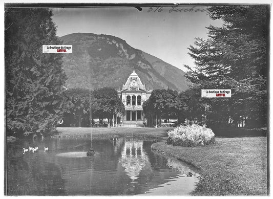 Plaque verre photo ancienne positif noir et blanc 13x18 cm Luchon parc du Casino