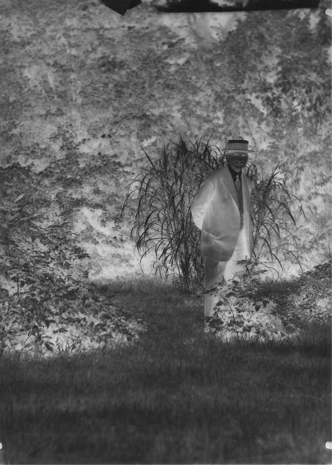 Plaque verre photo ancienne négatif 13x18 cm, noir et blanc homme chapeau