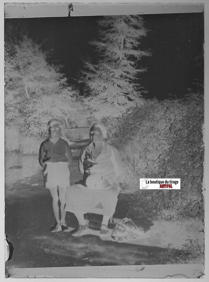 Garçon, grand-mère, Plaque verre photo ancienne, négatif noir & blanc 6x9 cm