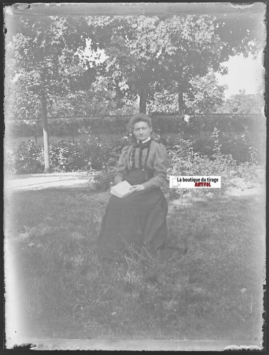 Jardin, dame, Plaque verre photo ancienne, négatif noir & blanc 9x12 cm