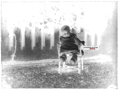 Plaque verre photo ancien négatif noir et blanc 9x12 cm enfant bébé fauteuil
