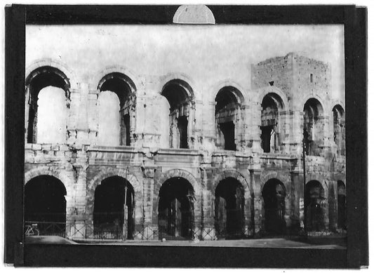 Plaque verre photo ancienne positif noir et blanc 6x9 cm Arènes d'Arles France 