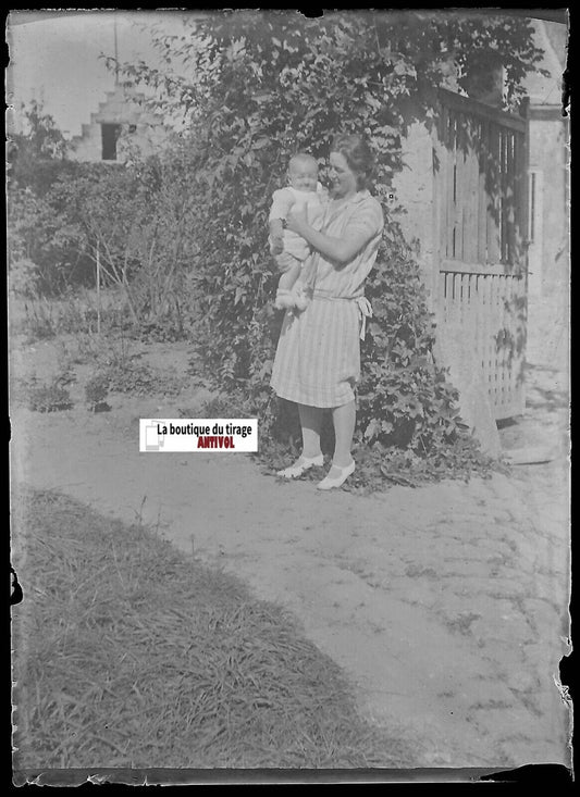 Bébé, femme, France, Plaque verre photo, négatif ancien noir & blanc 6x9 cm