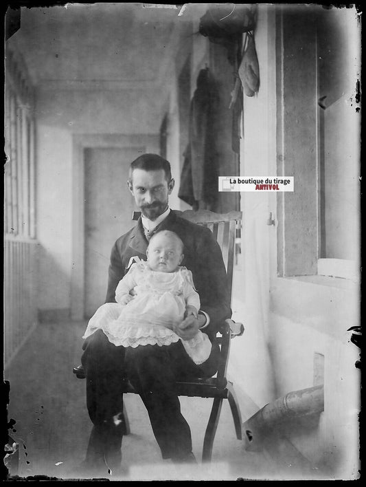 Plaque verre photo ancien négatif noir et blanc 9x12 cm homme père bébé France