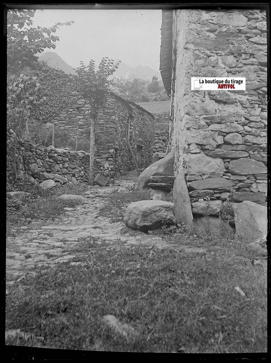 Pyrénées, village, Plaque verre photo ancienne, négatif noir & blanc 9x12 cm