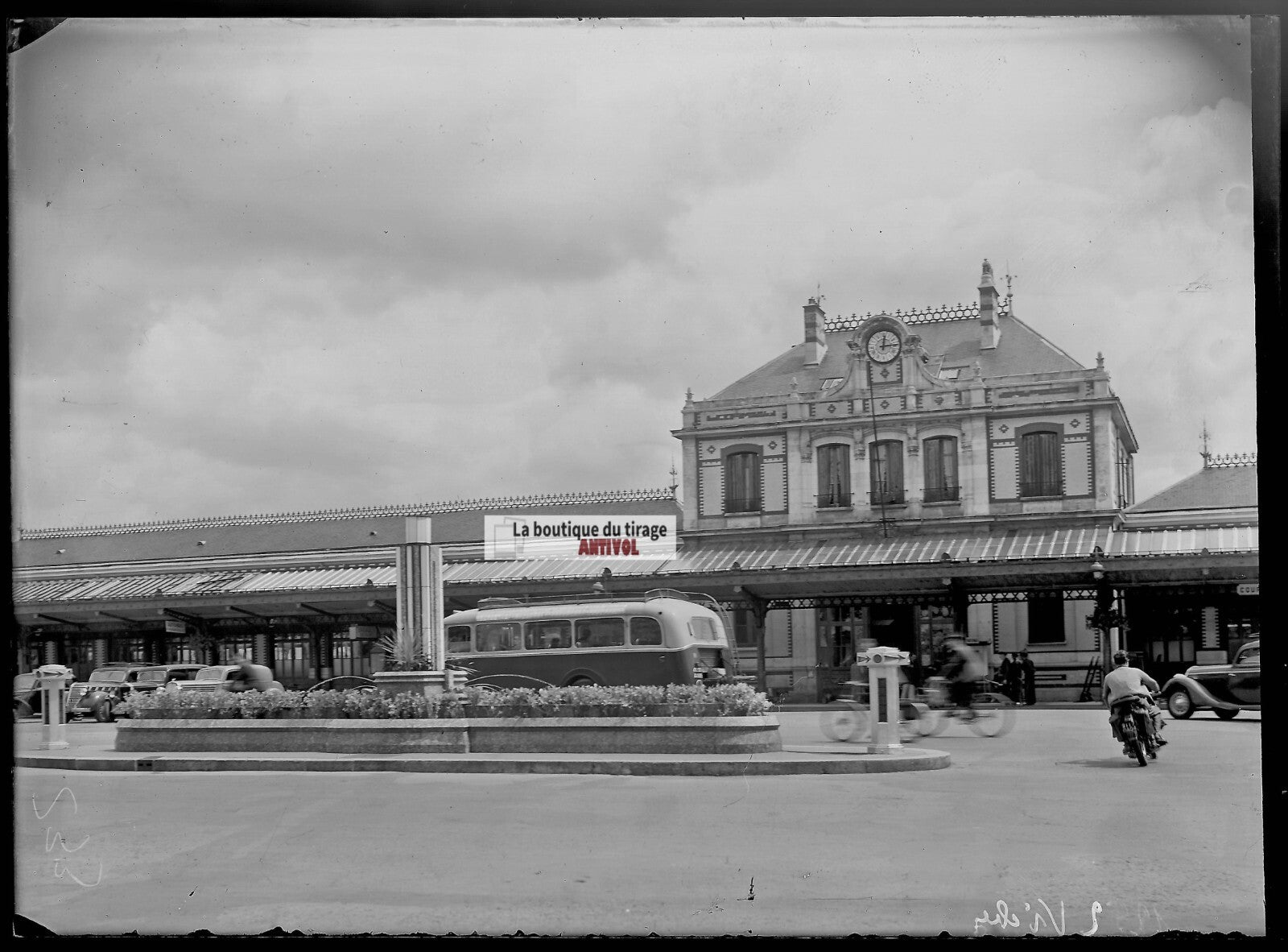 Plaque verre photo ancienne négatif noir et blanc 13x18 cm Vichy gare SNCF bus