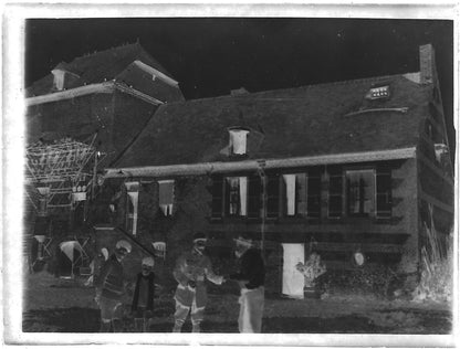 Plaque verre photo ancienne noir et blanc négatif 9x12 cm soldat village vintage