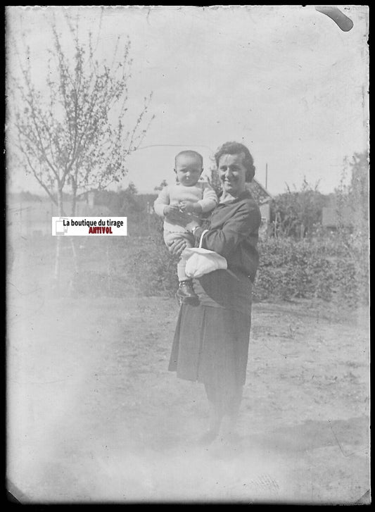 Bébé, famille, Plaque verre photo ancienne, négatif noir & blanc 6x9 cm