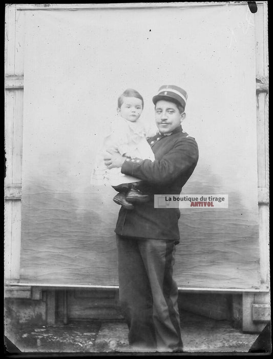 Plaque verre photo ancienne négatif noir et blanc 9x12 cm père enfant gendarme 