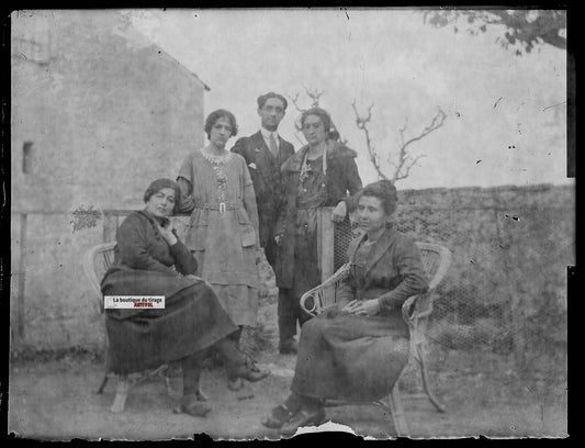 Plaque verre photo ancienne négatif noir et blanc 9x12 cm famille jardin France