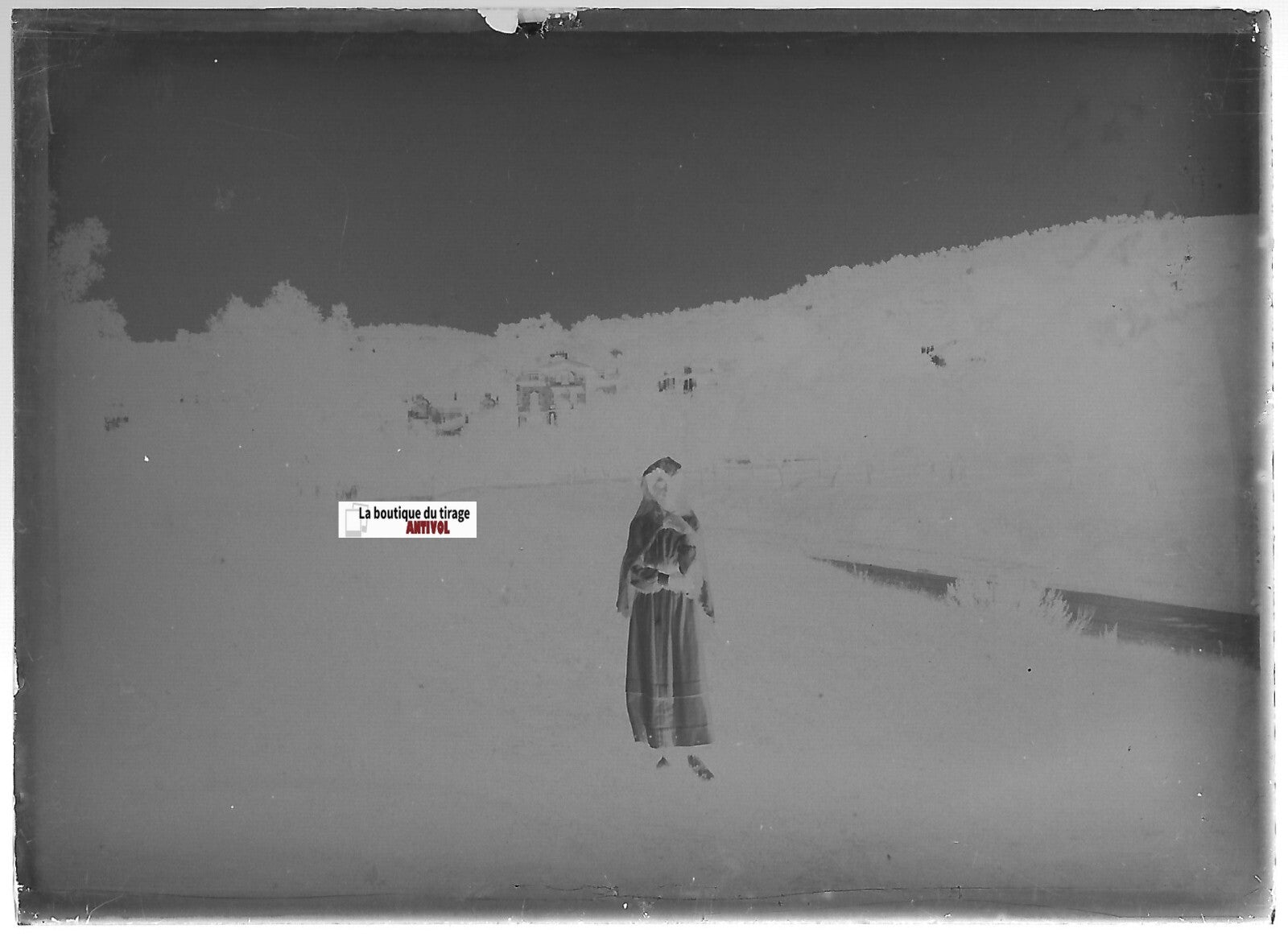 Femme, paysage, Plaque verre photo ancienne, négatif noir & blanc 6x9 cm