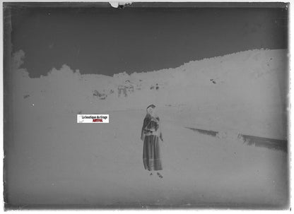 Femme, paysage, Plaque verre photo ancienne, négatif noir & blanc 6x9 cm