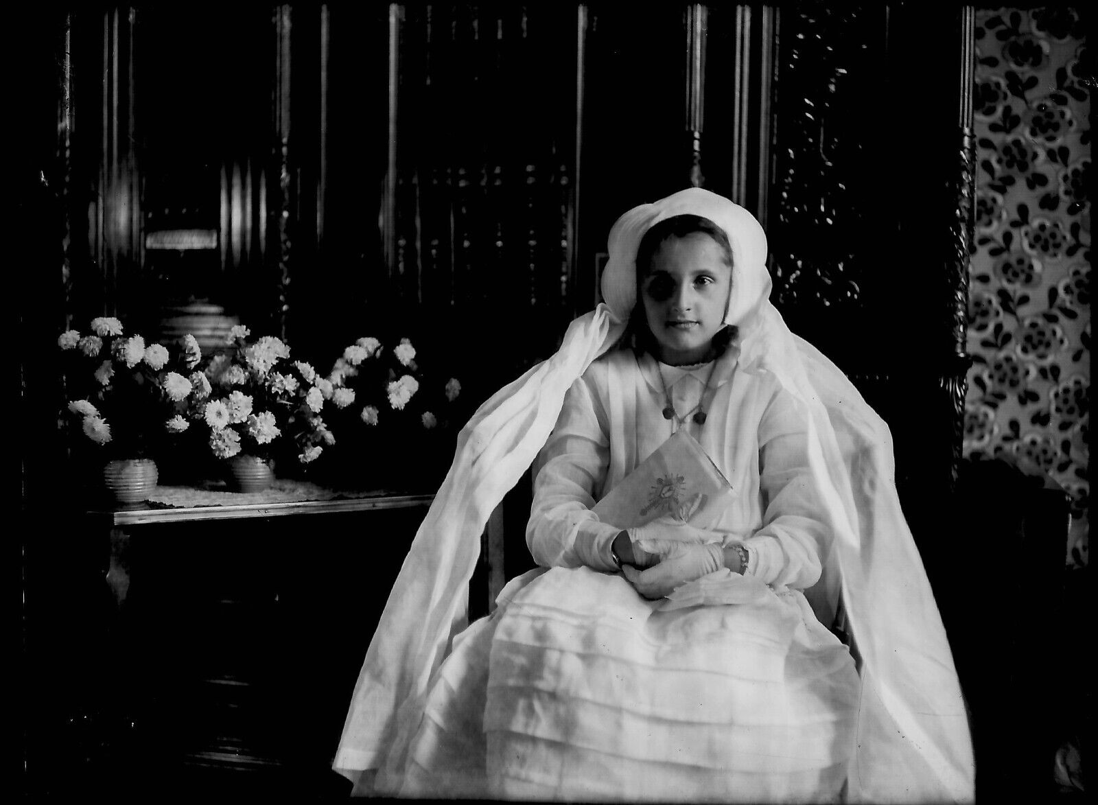 Plaque verre photo ancienne négatif noir et blanc 9x12 cm jeune fille communion 