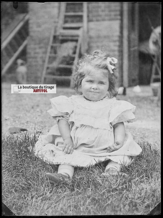 Plaque verre photo ancien négatif noir et blanc 9x12 cm jeune fille jardin herbe