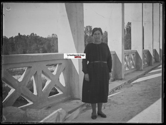 Pont, femme, Plaque verre photo ancienne, négatif noir & blanc 9x12 cm