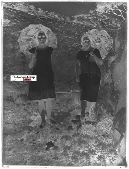 Dames robe, ombrelle, Plaque verre photo ancienne, négatif noir & blanc 9x12 cm