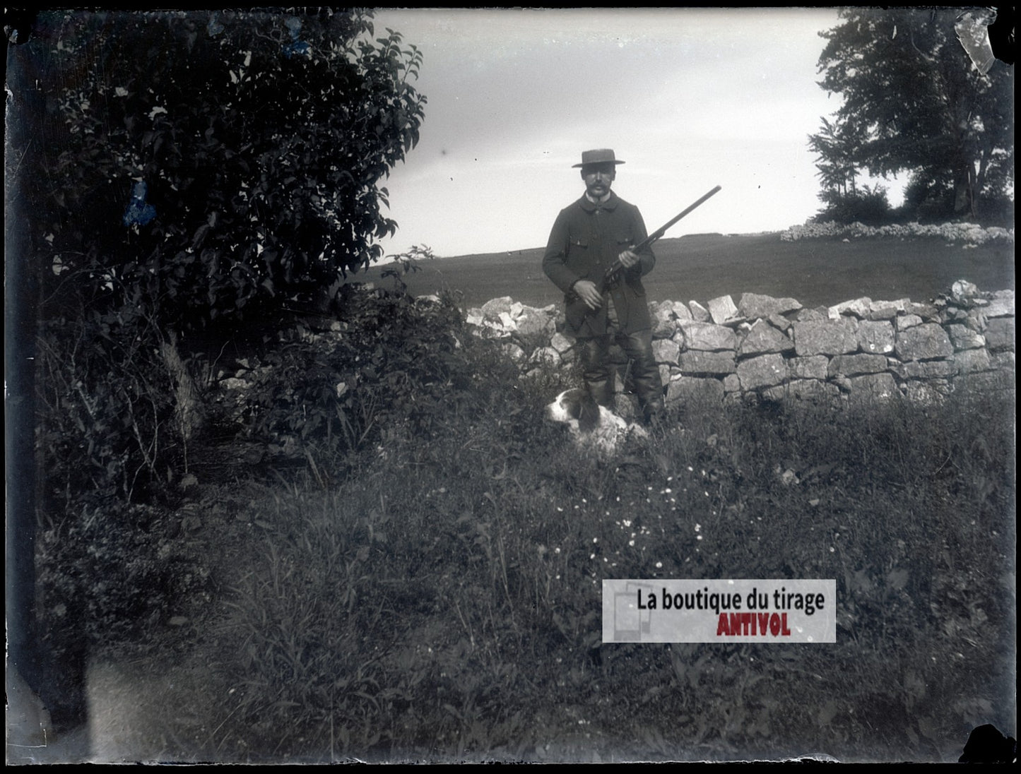 Chasseur posant avec son chien, plaque verre photo ancienne, négatif 9x12 cm