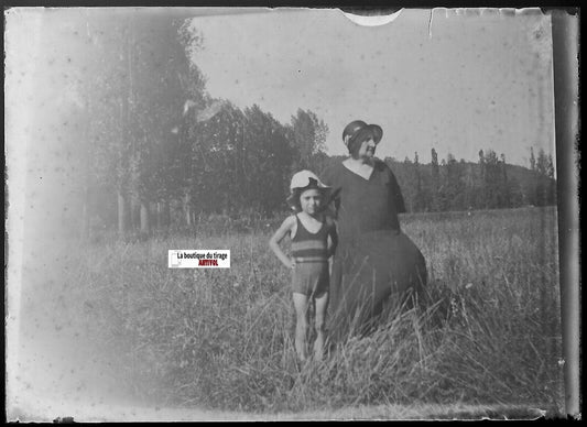 Garçon, grand-mère, Plaque verre photo ancienne, négatif noir & blanc 6x9 cm