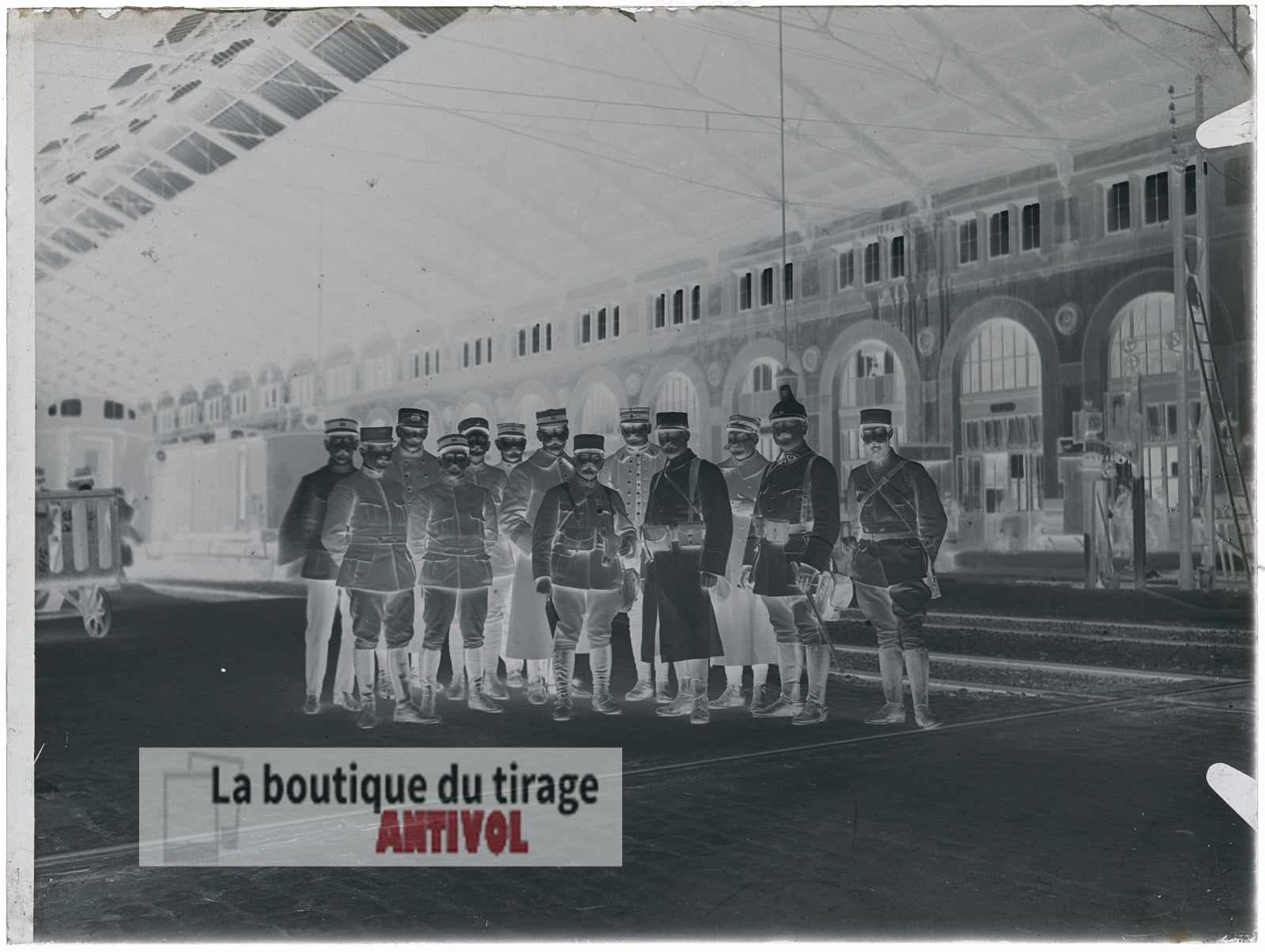 Groupe d’officiers, gare, plaque verre, photo ancienne, négatif 9x12 cm